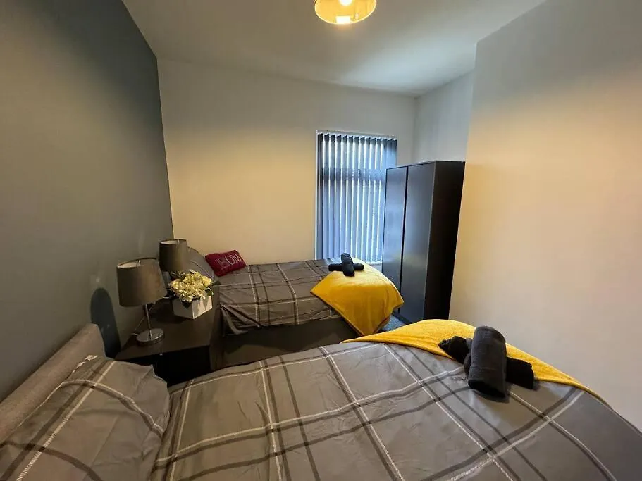 Villa Brand New Refurb 8 Person House Kingston upon Hull 0*,